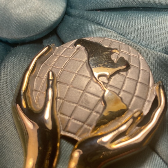 Vintage hands holding the world brooch - Picture 4 of 4